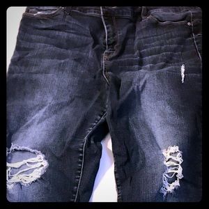 Capri distressed jeans